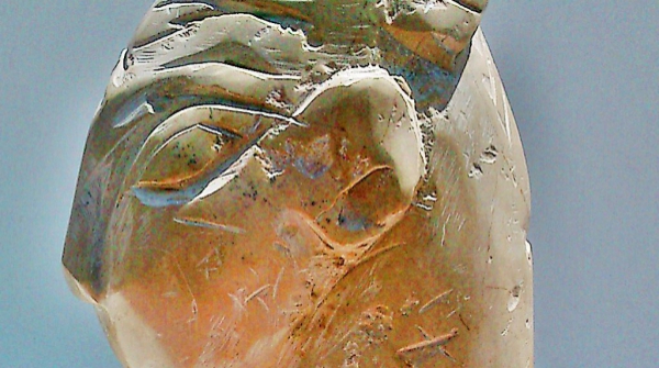 SEÑORITA D'AVINYÒ, piedra caliza, cobre y arenisca, 42 x 17 x 17 cm