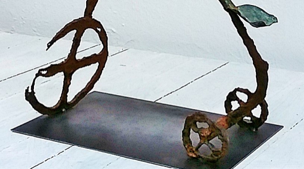 BICITAURUS Nº 2, hierro fundido, cobre y acero corten, 55 x 38 x 15 cm