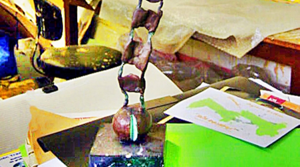 MUJER BOLA, bronce, 31 X 8 X 8 cm