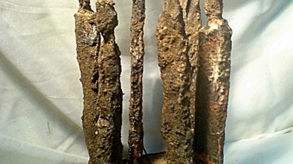SEIS BOTELLAS MARRONES, hierro fundido pintado al óleo, 32 X 19 X 12 cm