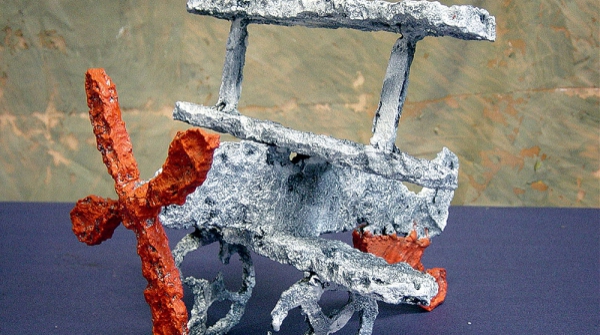 TRIPLANO, hierro fundido pintado al óleo, 31 X 41 X 22 cm