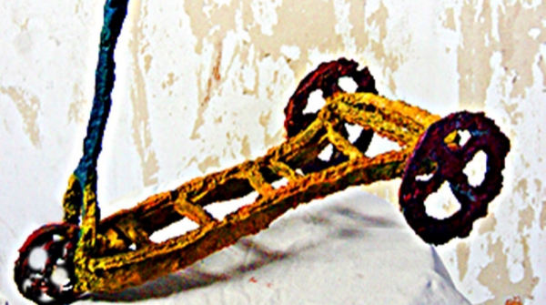 PATINETE AMARILLO, hierro fundido pintado al óleo, 51 X 36 X 17 cm