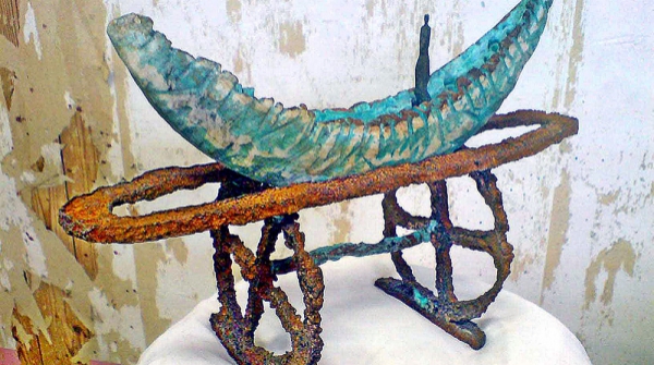 VIGÍA DE ORIENTE, hierro fundido, alabastro y madera, 38 x 45 x 18 cm