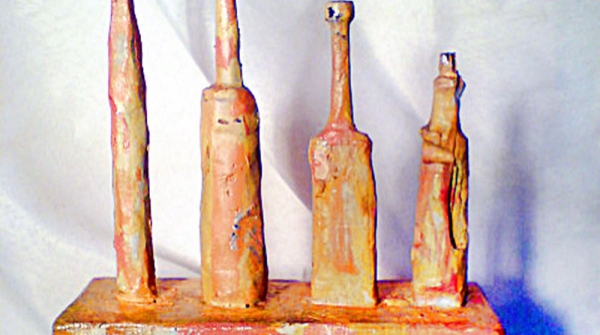 CUATRO BOTELLAS, madera de pino y travertino, 68 x 59 x 20 cm