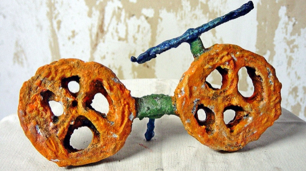 BICICLO, hierro fundido pintado al óleo, 15 X 22 X 3'5 cm
