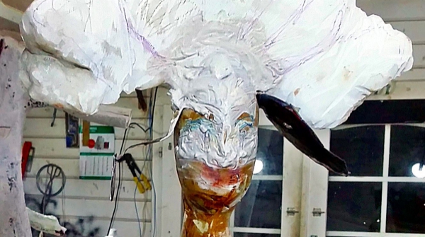 LA RATA, abogada del estado I, madera de cerezo, alabastro policromado, aluminio, 130 x 61 x 32 cm