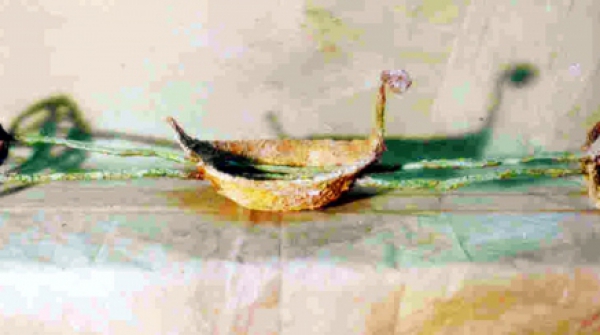 BARCO DEL ALMA Nº 2 , hierro fundido policromado, 23.5 X 89 X 15.5 cm