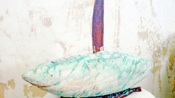 CAYUCO TIBURÓN, hierro y alabastro, 52 x 54 x 22 cm