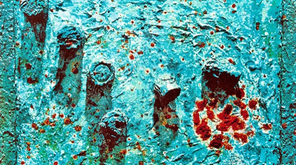SEIS AÑOS Y PICO, pasta de papel y objetos encontrados, 35 x 50 x 9 cm