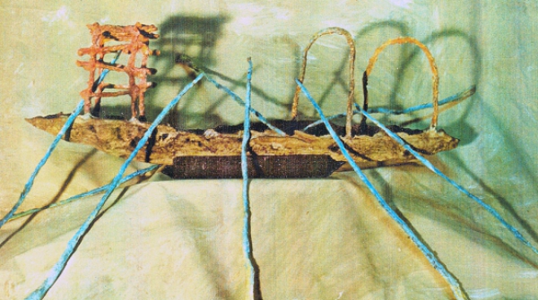 CANOA DEL ALMA Nº 3, hierro fundido policromado, 63 x 144 x 67 cm