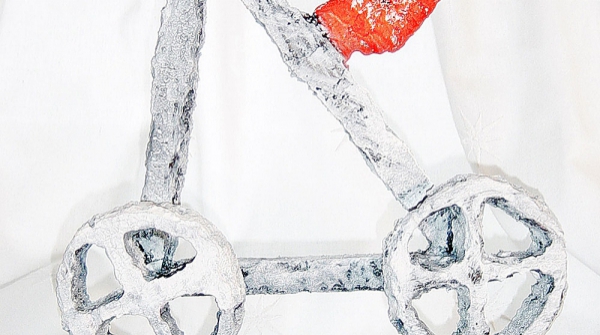 BICI ALADA, hierro fundido pintado al óleo, 45 x 34 x 8 cm