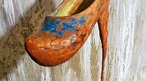 GLAMOUR ASTURIANO. Madera de pino policromada y hierro
