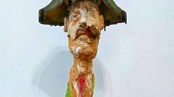 TENIENTE TEJERO, detalle. Madera de roble, escurridor, cápsulas de café y medallas