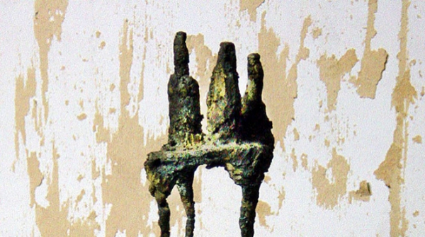 TRES ARRIBA Y UNA ABAJO, bronce, 44 x 13 x 14 cm