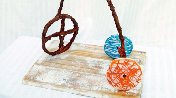 TRICICLO AZUL Y NARANJA, hierro fundido y alabastro policromado, 72 X 39 X 26 cm