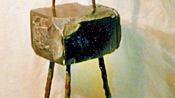 MUJER-SILLA BOSNIA, piedra de Calatorao, yeso, tela, papel y hierro, 167 x 52 x 48 cm