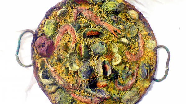 PAELLA COMPLETA, alimentos disecados y papel, 50 x 58 x 11 cm