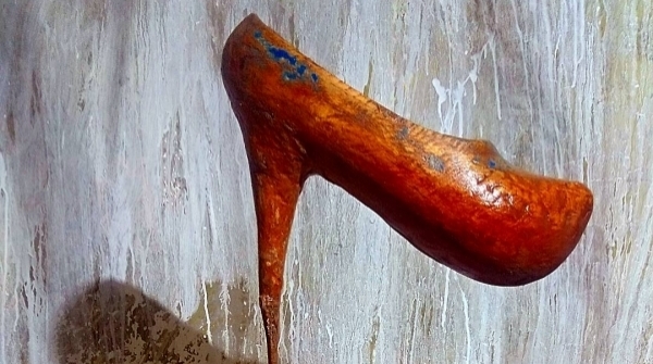 GLAMOUR ASTURIANO, detalle. Madera de pino  policromada y hierro