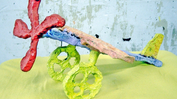 AEROPLANO Nº 2, hierro fundido pintado, 21 x 36 x 17 cm