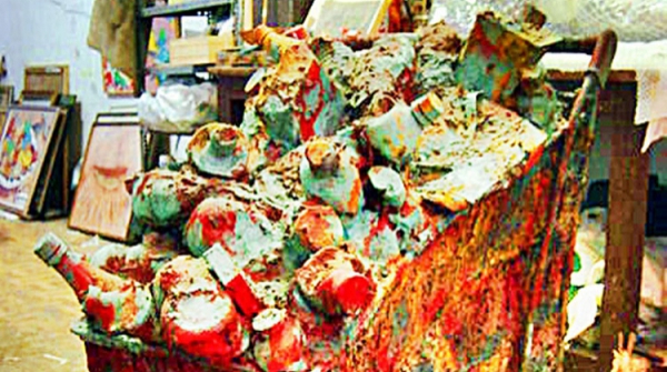 DELICIOSA TARDE DE SÁBADO, objetos encontrados (envases diversos) y papel, 117 x 88 x 69 cm