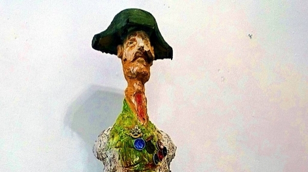Tt. TEJERO. Madera de encina, escurridor, capsulas de café y medallas encontradas