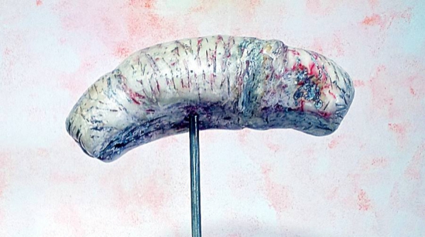 LA MONTERA (galán de noche), alabastro, madera de encina y acero. 139 x 53 x 42 cm