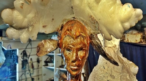 La abogada del estado III, detalle, madera tallada, alabastro y metales encontrados